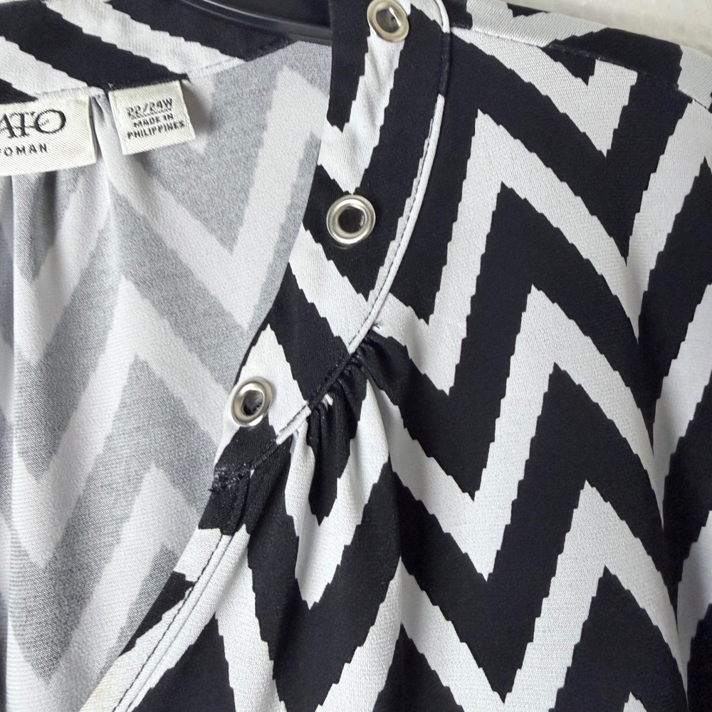 Cato Blouse Women 22/24W Black White Chevron Grommet V-Neck Tunic Long Sleeve - Picture 5 of 12